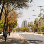 Avenida de Cuiabá durante tarde de calor intenso em Mato Grosso