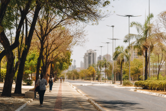 Avenida de Cuiabá durante tarde de calor intenso em Mato Grosso