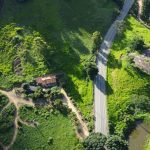 Vista aérea de áreas agrícolas, estrada e vegetação em Águia Branca, no Brasil
