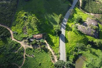 Vista aérea de áreas agrícolas, estrada e vegetação em Águia Branca, no Brasil