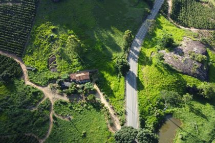 Vista aérea de áreas agrícolas, estrada e vegetação em Águia Branca, no Brasil