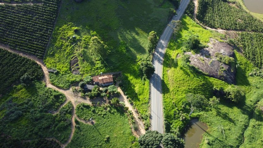 Vista aérea de áreas agrícolas, estrada e vegetação em Águia Branca, no Brasil
